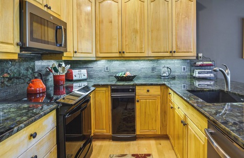 Mountain House House | Walk to Ski Lifts: Townhome w/Hot Tub in Keystone