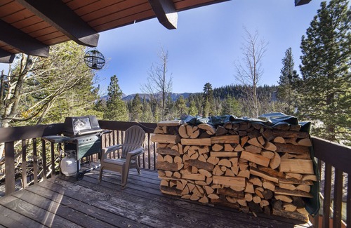 Mammoth Lakes House | Walk to Ski Lifts at Canyon Lodge! 4 Bedroom Home with Mtn Views & Wifi!
