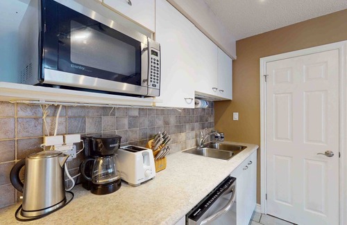 Craigleith Condo | Walk-to-slope condo w/fireplace, pool & tennis