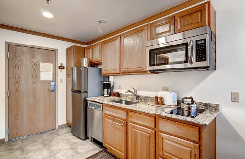 Mountain House Condo | Walk to slopes! Value Studio Condo by RedAwning