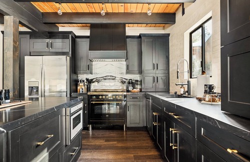 Summit Estates Cabin | Walk to Snow Summit Full Remodel + ski & board wax station 3 Bd + loft Sleeps 10