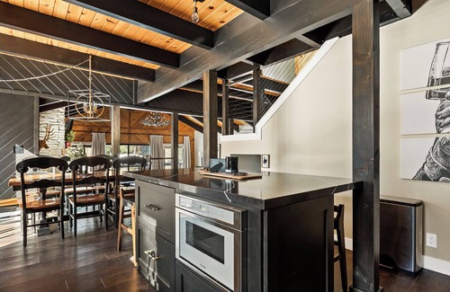 Summit Estates Cabin | Walk to Snow Summit Full Remodel + ski & board wax station 3 Bd + loft Sleeps 10