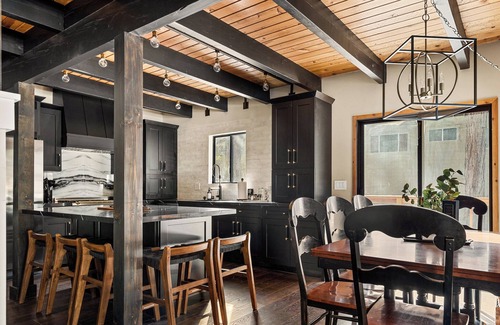 Summit Estates Cabin | Walk to Snow Summit Full Remodel + ski & board wax station 3 Bd + loft Sleeps 10