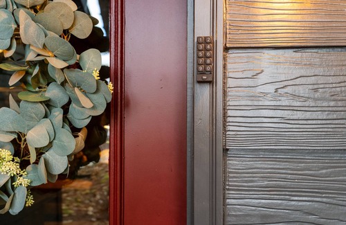 Dahlonega House | walk to square! Cozy 2 BR bungalow, moody design