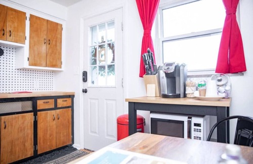 Grandview Heights Apartment | Walk to Stadium | Starbucks on Corner | Near Shops