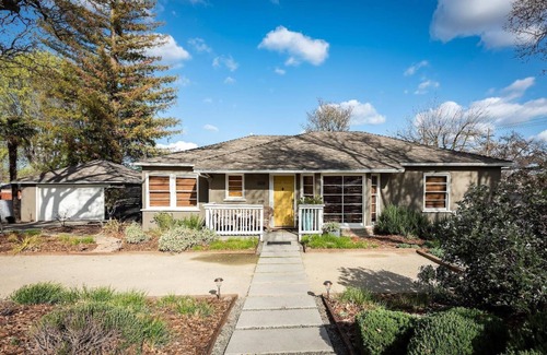 Paso Robles House | Walk to Tasting Rooms ~ Prime Location + Firepit