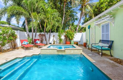 Del-Ida Park Historic District House | Walk to The Ave- Heated Pool, Spa, Golden Tee and Putting Green - mins to Beach