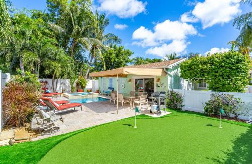 Del-Ida Park Historic District House | Walk to The Ave- Heated Pool, Spa, Golden Tee and Putting Green - mins to Beach