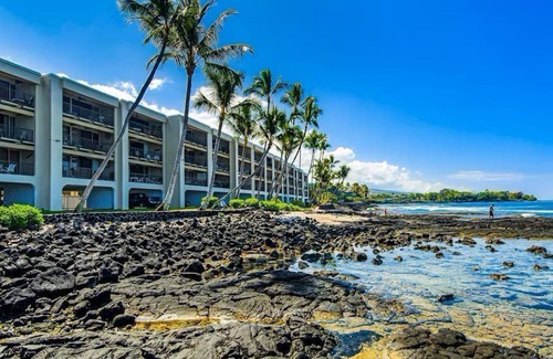 Waimea Condo | Walk to the Beach! Breezy Big Island Condo with Pool, AC, and Lanai