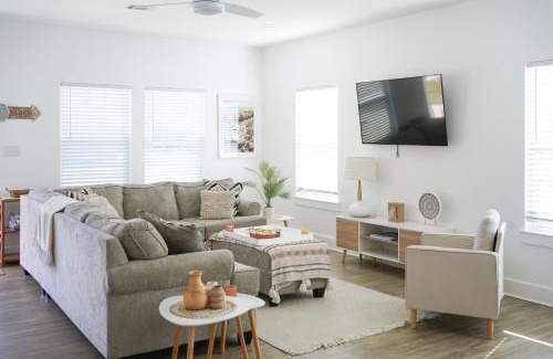 Biloxi House | Walk to the beach Comes with two bikes
