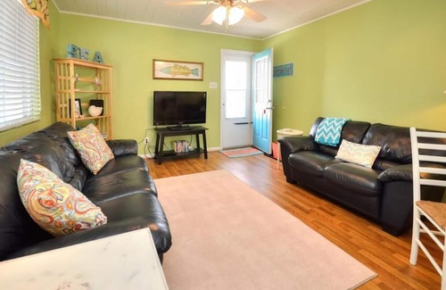 Tranquil Harbour House | Walk to the BEACH!!! Great Location-Beautiful, 2 Bedroom/1 Bath Cottage-Sleeps 4