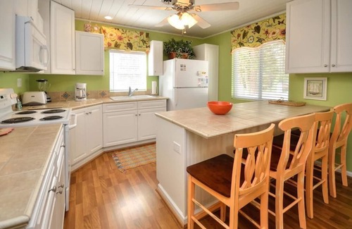 Tranquil Harbour House | Walk to the BEACH!!! Great Location-Beautiful, 2 Bedroom/1 Bath Cottage-Sleeps 4