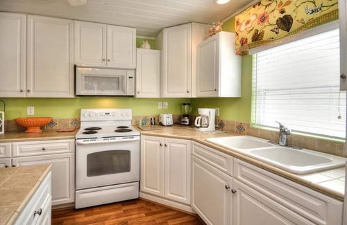 Tranquil Harbour House | Walk to the BEACH!!! Great Location-Beautiful, 2 Bedroom/1 Bath Cottage-Sleeps 4
