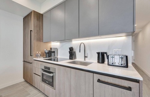North Beach Apartment | Walk to the Beach – Lux Condo W Rooftop Pool