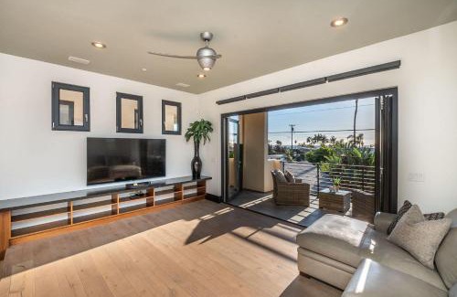 Townsite House | Walk to the Beach Luxury Roof Deck Sunset View
