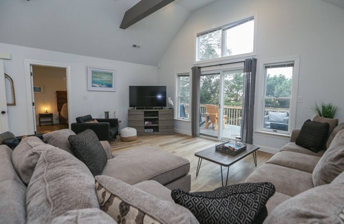 Duck House | Walk to the beach or bike to Duck in this 6 BR home w/Private Pool & Hot Tub!