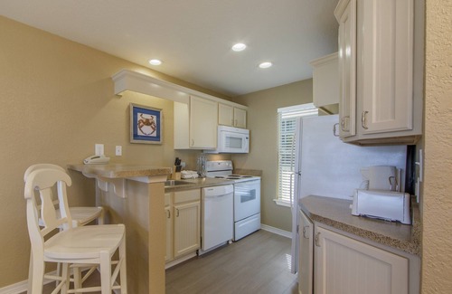 Galveston Villa | Walk to the Beach. Pool & Hot Tub. Mini Golf