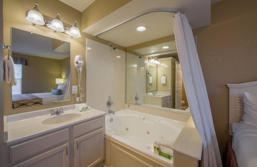 Galveston Villa | Walk to the Beach. Pool & Hot Tub. Mini Golf