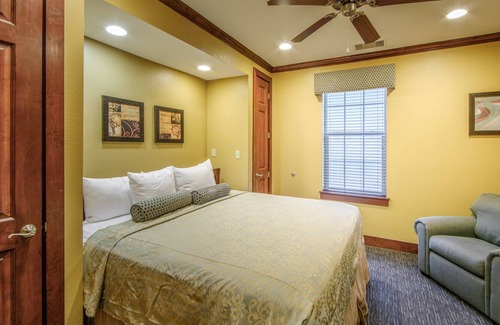 Galveston Villa | Walk to the Beach. Pool & Hot Tub. Mini Golf