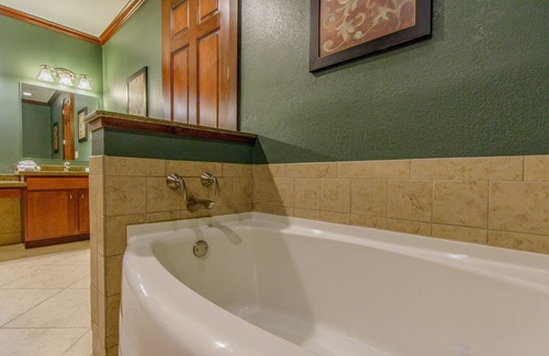 Galveston Villa | Walk to the Beach. Pool & Hot Tub. Mini Golf