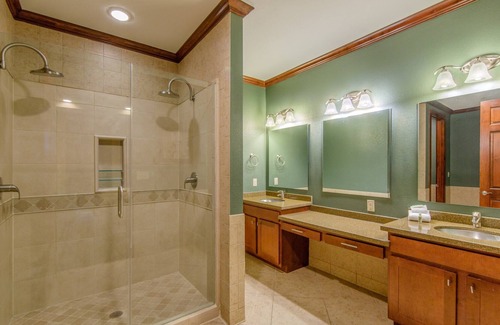 Galveston Villa | Walk to the Beach. Pool & Hot Tub. Mini Golf