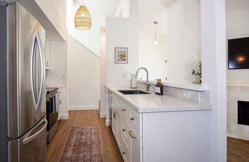 The Mesa House | Walk to the beach! Newly remodeled Townhome