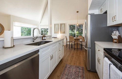 The Mesa House | Walk to the beach! Newly remodeled Townhome