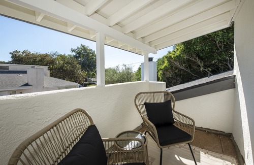 The Mesa House | Walk to the beach! Newly remodeled Townhome