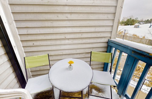 Craigleith Apartment | Walk to the chair lift Lofty condo w/shared pool & tennis - dogs OK