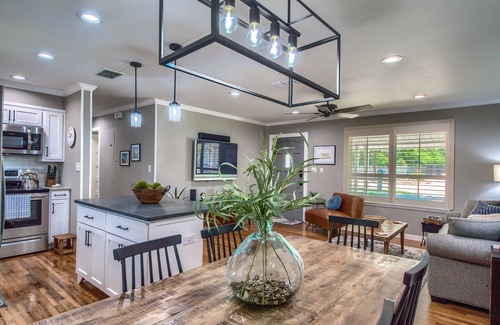 New Braunfels House | Walk to the Comal, Schitterbahn and downtown New Braunfels! Dog friendly.