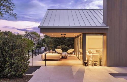 Montauk House | Walk to the Ditch Plains Beach from this 5 bedroom Spacious Modern Surf House!