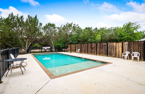 Sabinal House | Walk to THE Frio River-access included + private swimming pool, basketball & huge outdoor space