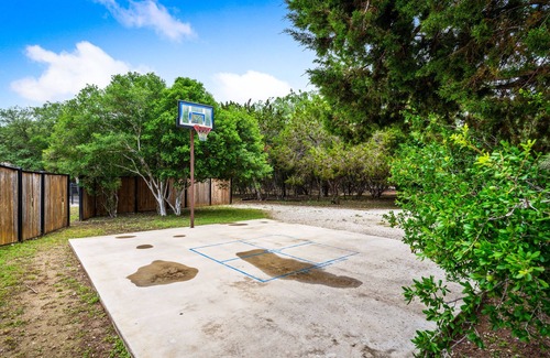 Sabinal House | Walk to THE Frio River-access included + private swimming pool, basketball & huge outdoor space