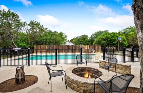 Sabinal House | Walk to THE Frio River-access included + private swimming pool, basketball & huge outdoor space
