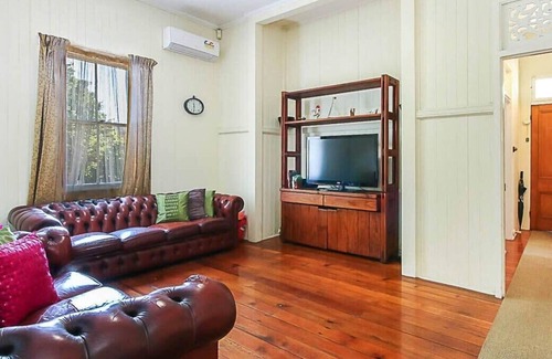 Woolloongabba Apartment | Walk to the ☆GABBA☆ Charming Character Home
