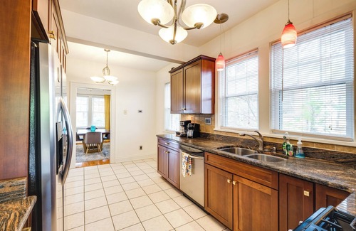 Roanoke Apartment | Walk to The Grandin Theatre: Roanoke Unit w/Yard!