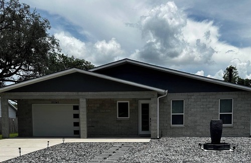 Dunnellon House | Walk to the Rainbow River.