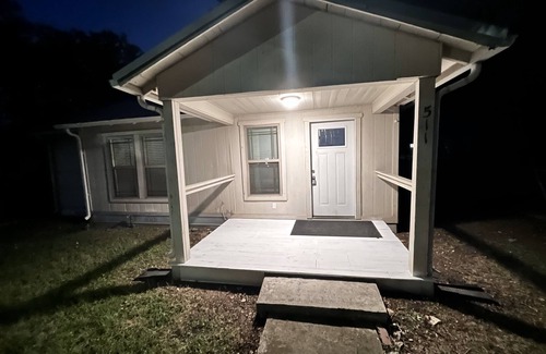 San Marcos House | Walk to the River - Modern Pet-Friendly Home - Minutes from Texas State