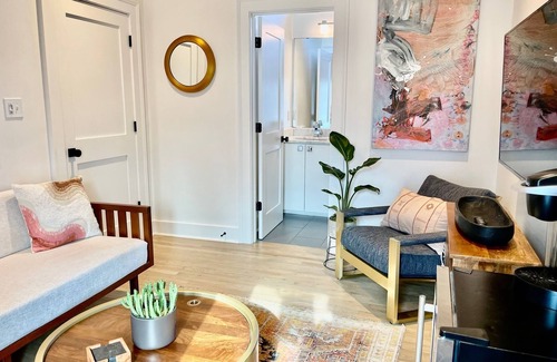 Oxford Apartment | WALK TO THE SQUARE AND GROVE! Modern, New Guest Wing w/Luxury Amenities