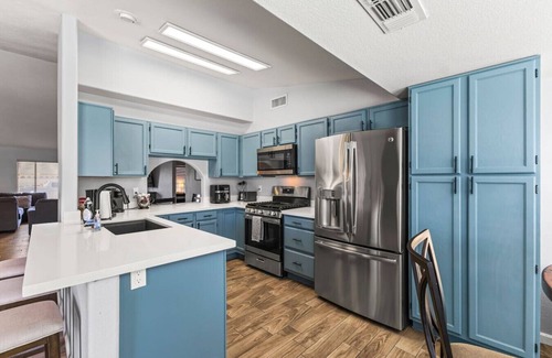 La Buena Vida House | Walk To The Stadium with Pool, Putting Green, & Pool Table & Great Location