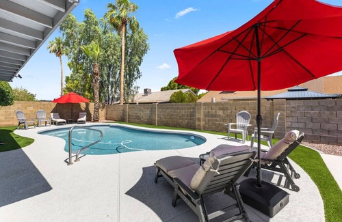 La Buena Vida House | Walk To The Stadium with Pool, Putting Green, & Pool Table & Great Location