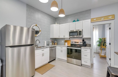 Galveston Cottage | Walk to The Strand: Home in Historic Galveston