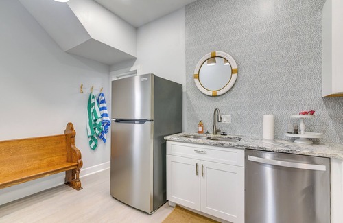 Galveston Cottage | Walk to The Strand: Home in Historic Galveston