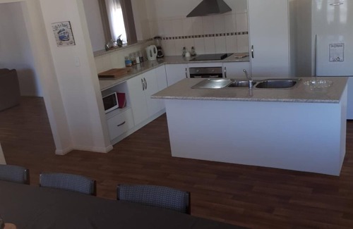 Moonta Bay House | Walk to the Stunning Simms Cove Beach – Just Minutes Away