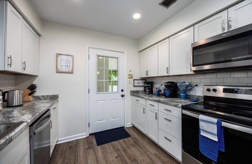 Gainesville House | Walk to the UF football stadium from this spacious 4BR/2BA home that sleeps 14!