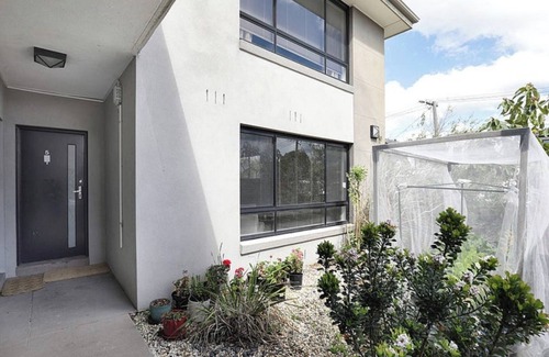 Brunswick West Apartment | Walk to the Zoo! Ideal location close to all amenities.
