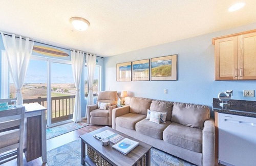 Long Beach Condo | Walk to town and beach, Balcony, Private, Sunset View (Scenic)