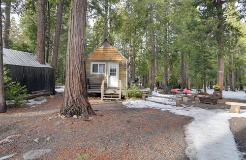 Butte Meadows Apartment | Walk to Trails & Butte Creek: Cozy Retreat w/Deck