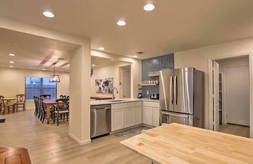 San Marcos House | Walk to TX State-0.7 miles! 5 BR, 2 kings, Firepit