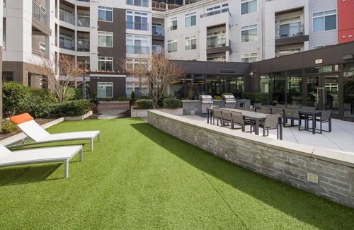 Reston Apartment | Walk to U Street Metro | A block from Whole foods & Shops